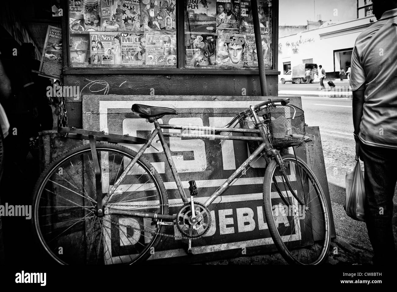 Bicicletta appoggiata contro una edicola a Puebla, in Messico Foto Stock