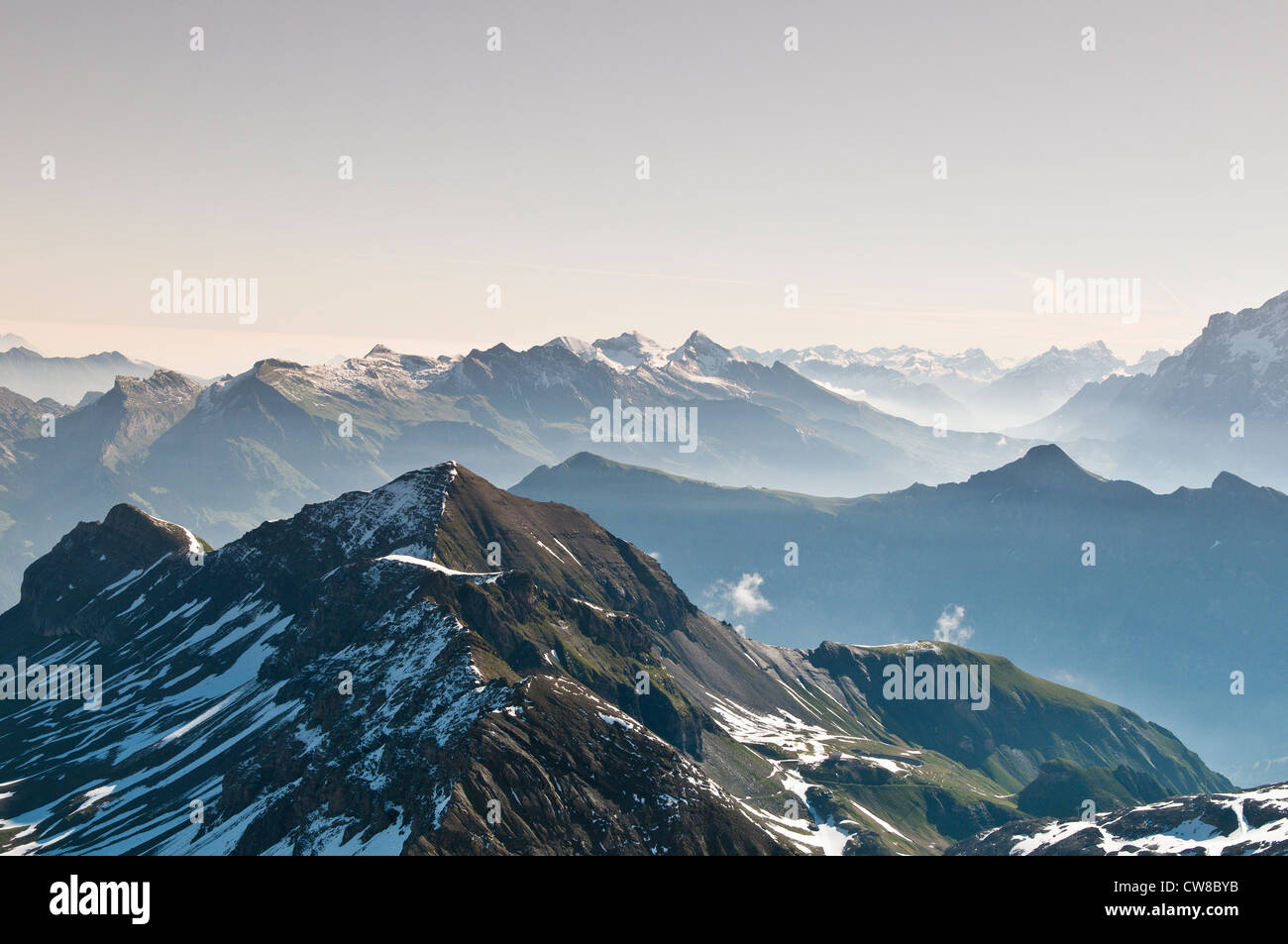 Regione di Jungfrau, Svizzera. Massiccio Jungfrau da Schilthorn picco. Foto Stock