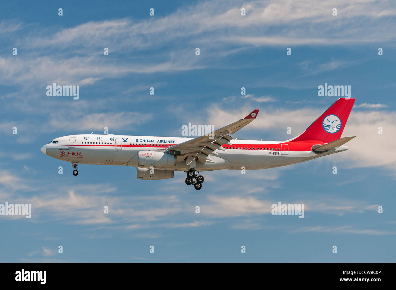 Sichuan Airlines piano Airbus A330-200 jetliner sull approccio finale per l'atterraggio Foto Stock