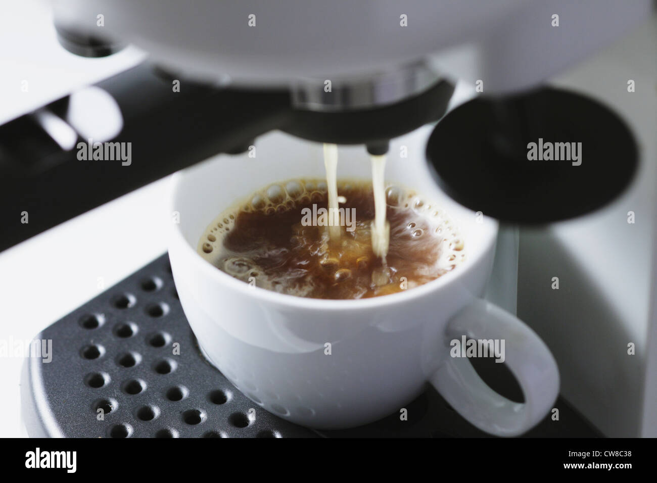 La preparazione del caffè dalla macchina da caffè Foto Stock