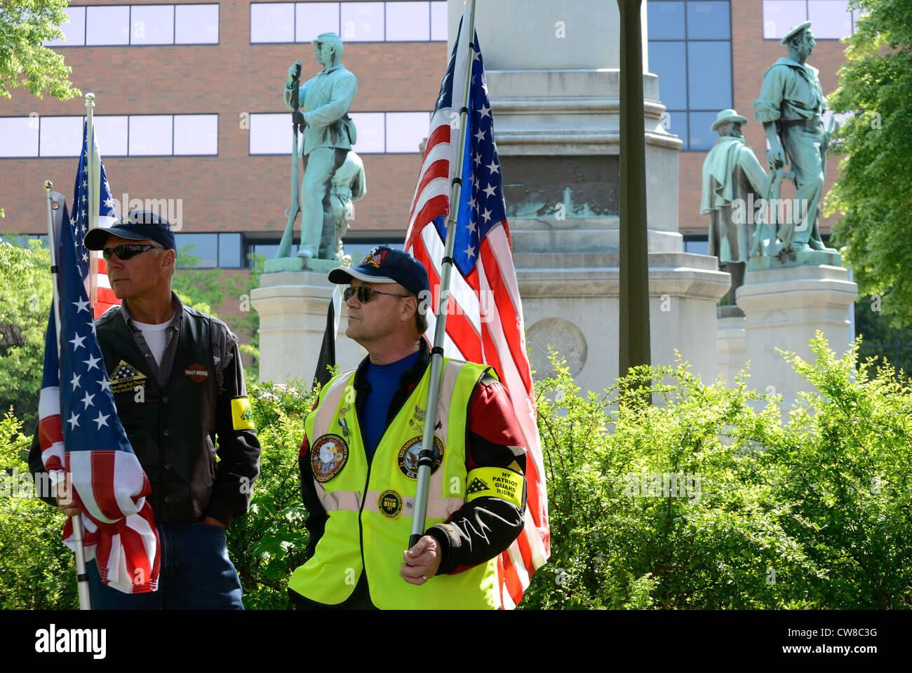 Veterani del gruppo di supporto in corrispondenza di guerra civile monumento. Foto Stock