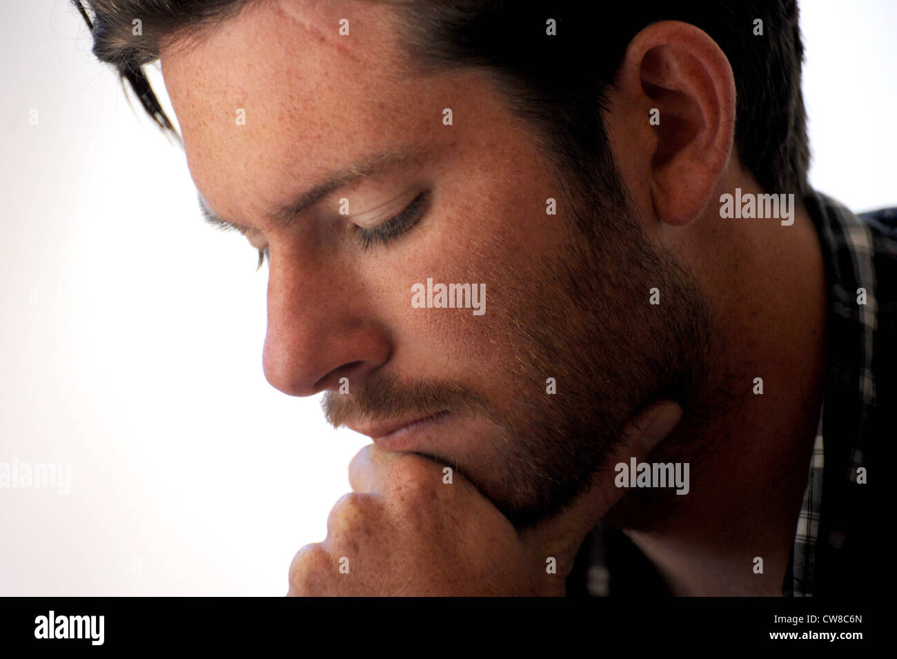 Giovane uomo che lavora pensando Foto Stock