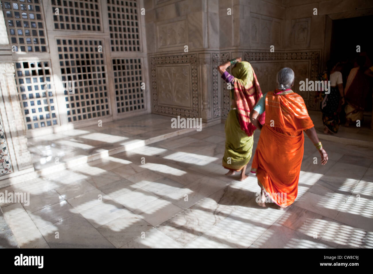 Le donne indiane in sari a piedi attraverso la parte interna del Taj Mahal Foto Stock