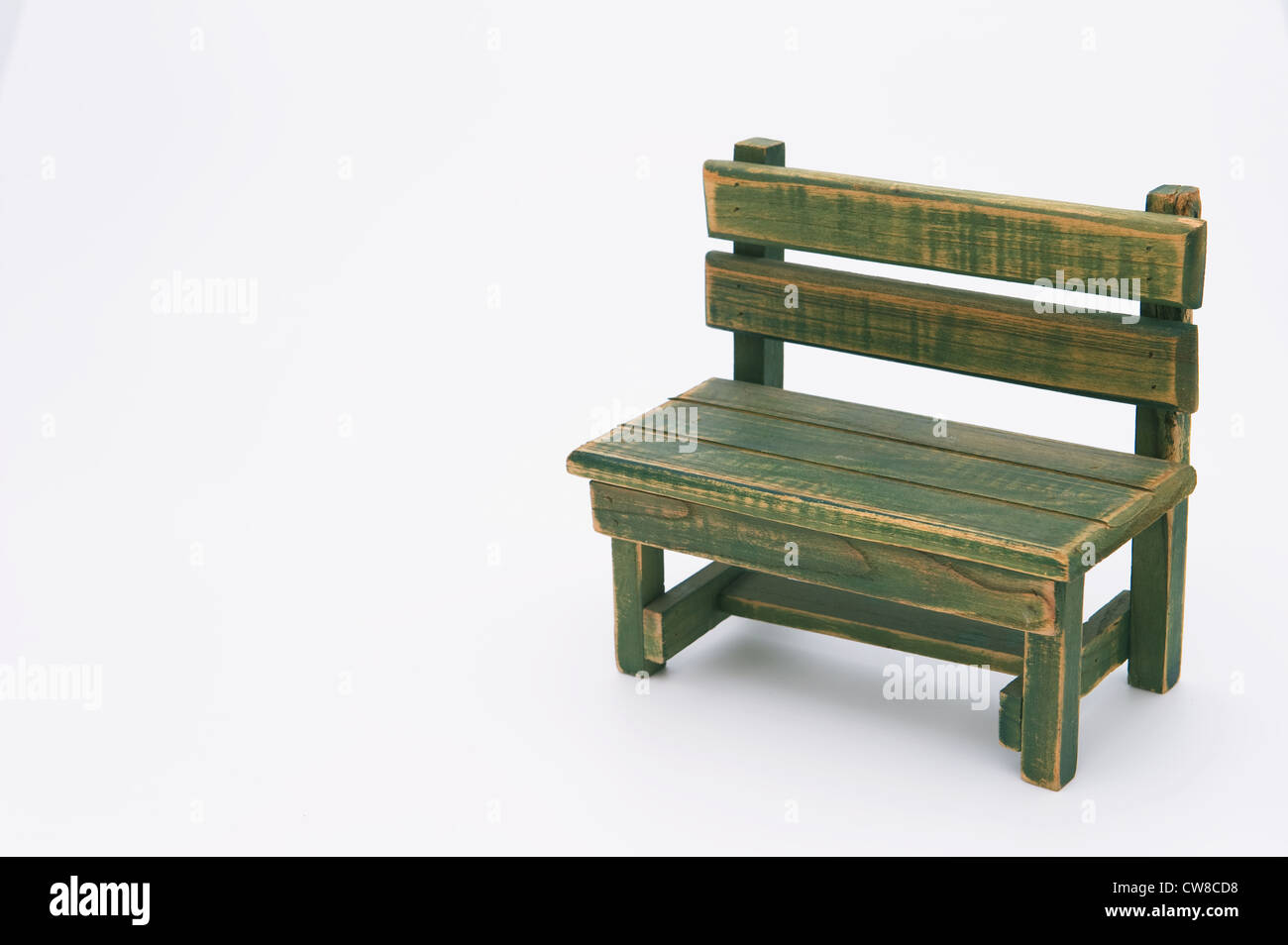 Svuotare panca in legno contro uno sfondo bianco Foto Stock