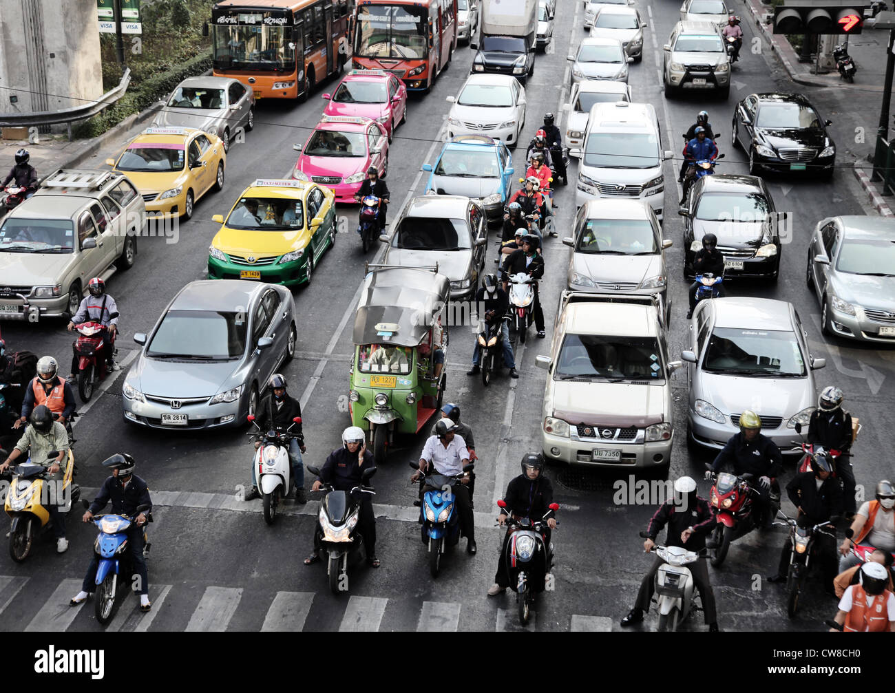 Si tratta di una foto del traffico nelle strade di Bangkok. Essi sono al semaforo in attesa la luce verde per attivare. Un sacco di automobili. Foto Stock