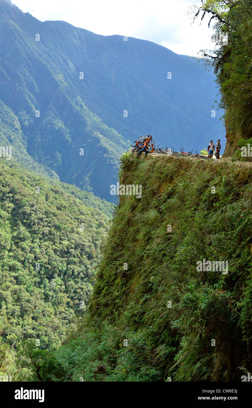 Strada di morte in Bolivia vicino a La Paz in Yungas montagne. Una strada pericolosa ma eccitante per i ciclisti... Foto Stock