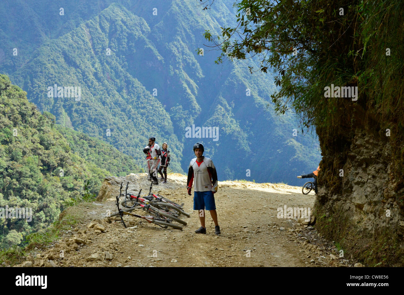 Strada di morte in Bolivia vicino a La Paz in Yungas montagne. Una strada pericolosa ma eccitante per i ciclisti... Foto Stock