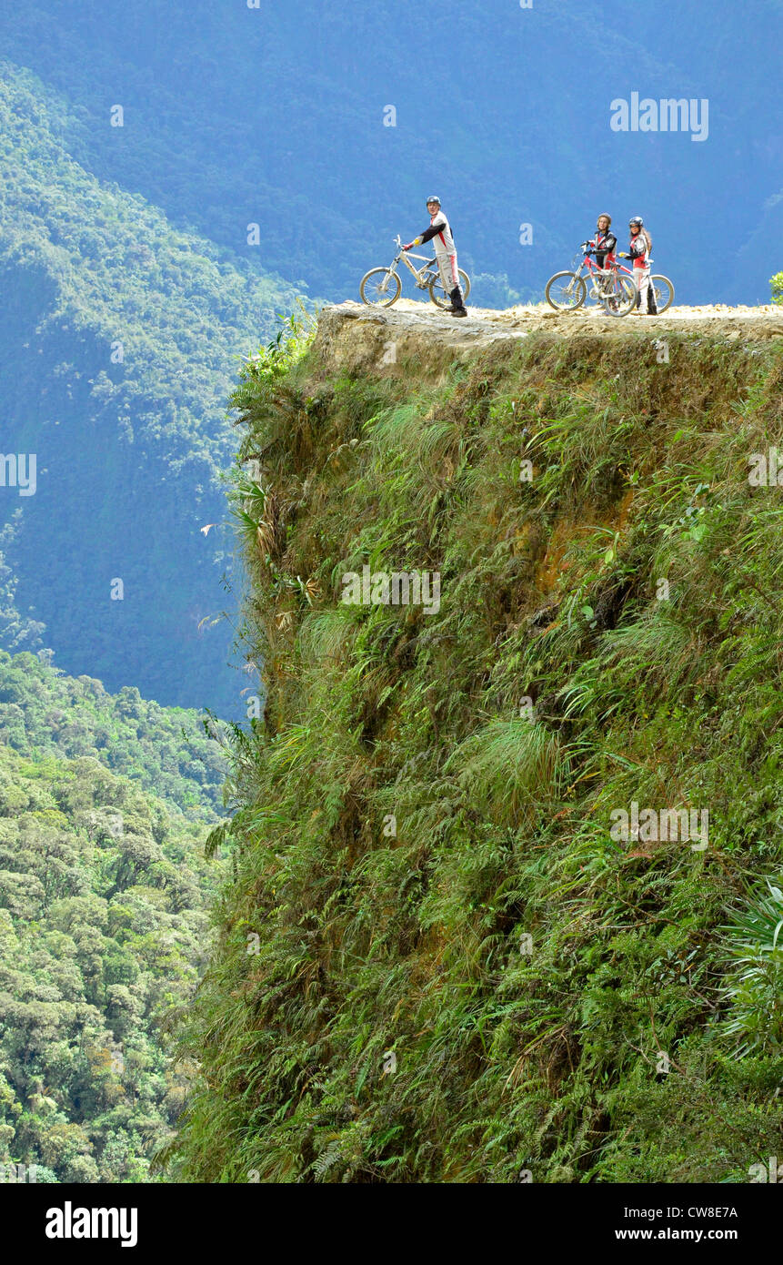 Strada di morte in Bolivia vicino a La Paz in Yungas montagne. Una strada pericolosa ma eccitante per i ciclisti... Foto Stock