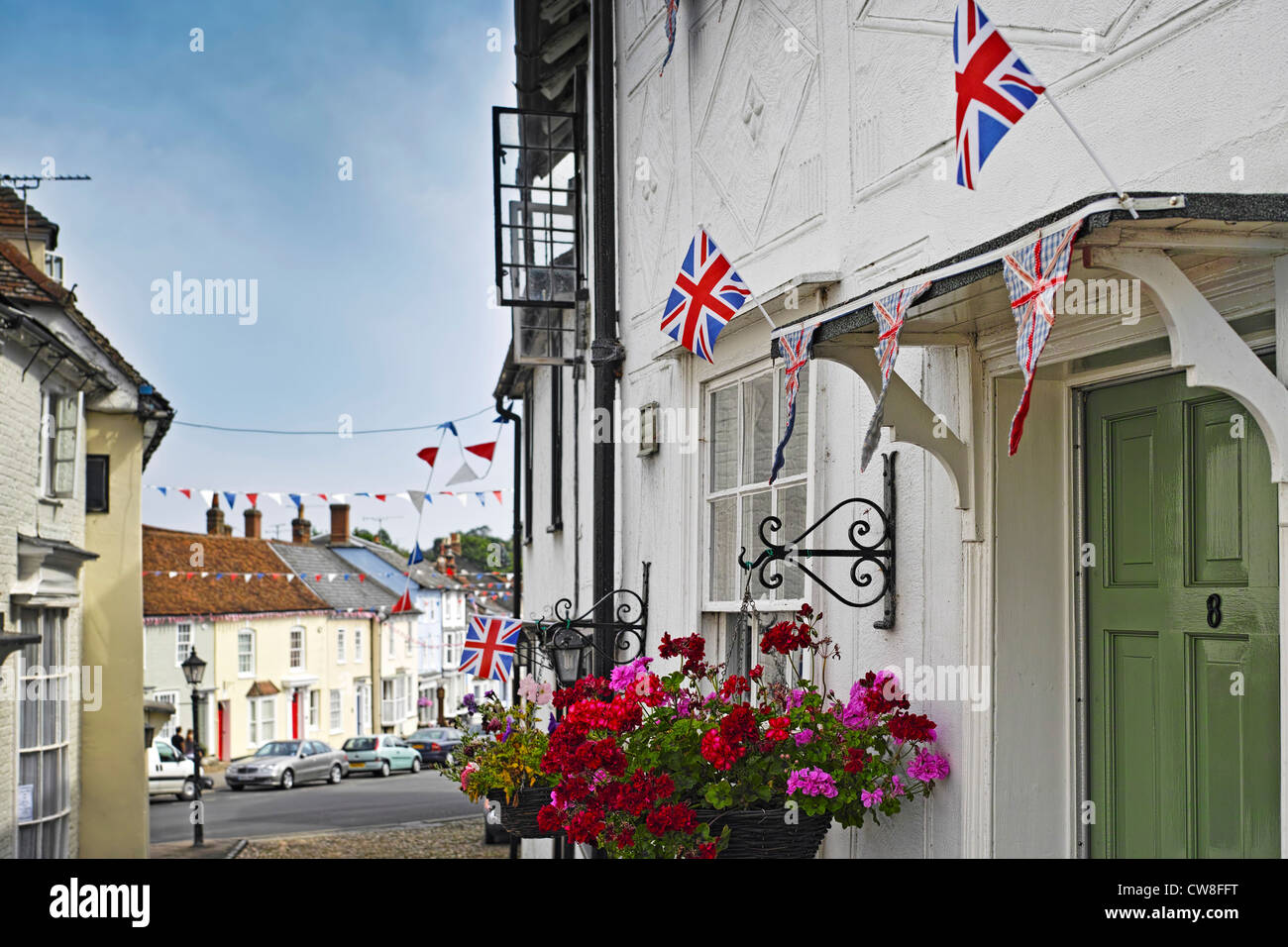 Un fiore patriottica display e indicatori in una piccola città in East Anglia Foto Stock