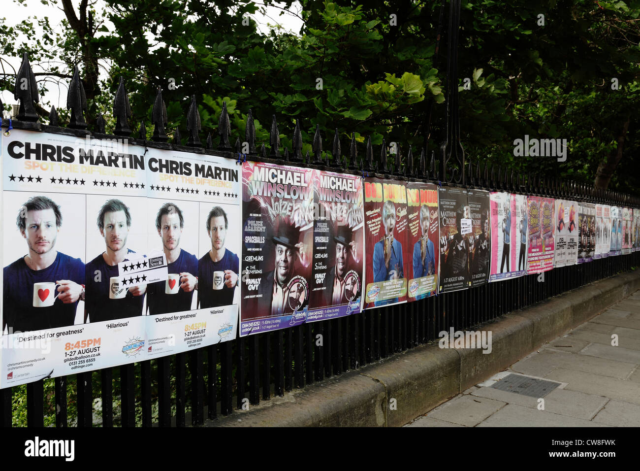 Poster sulle ringhiere che pubblicizzano le mostre al Festival di Edimburgo Fringe, Edimburgo, Scozia, Regno Unito Foto Stock