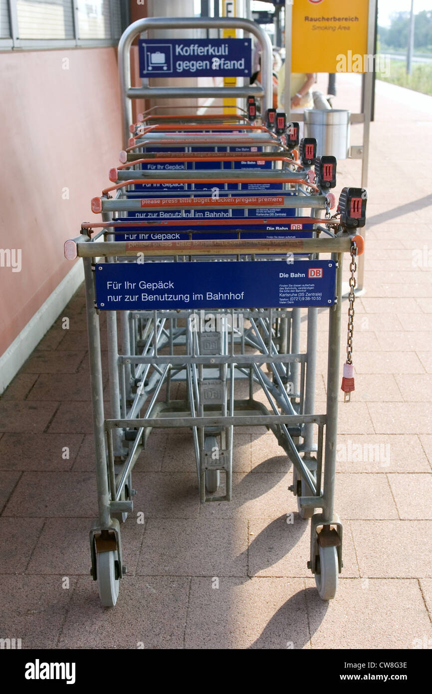 Foto di simbolo, carrelli per bagagli in corrispondenza di una stazione ferroviaria Foto Stock