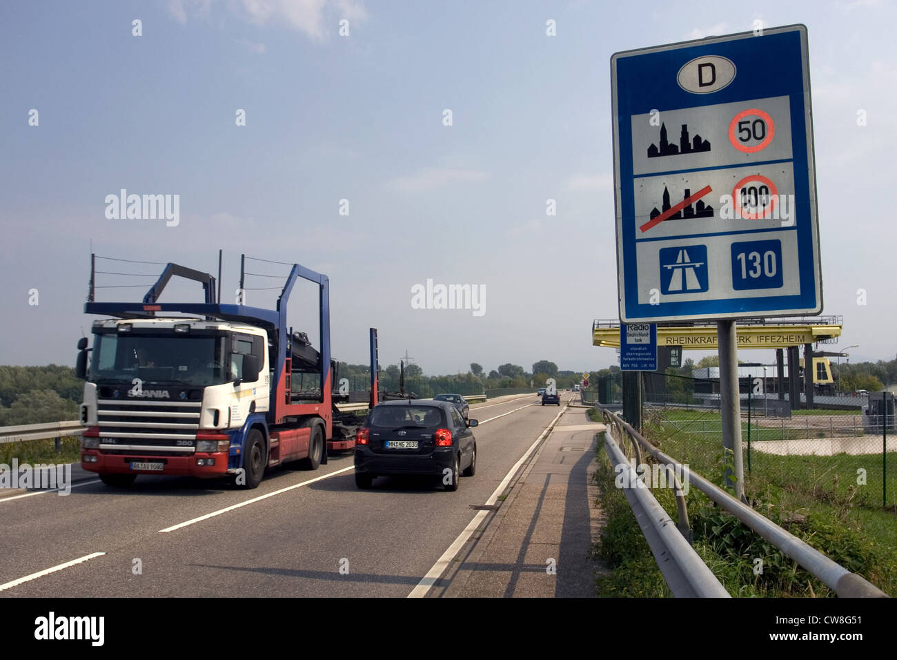 Iffezheim segno sulle regole del traffico in Germania nella zona di confine Foto Stock
