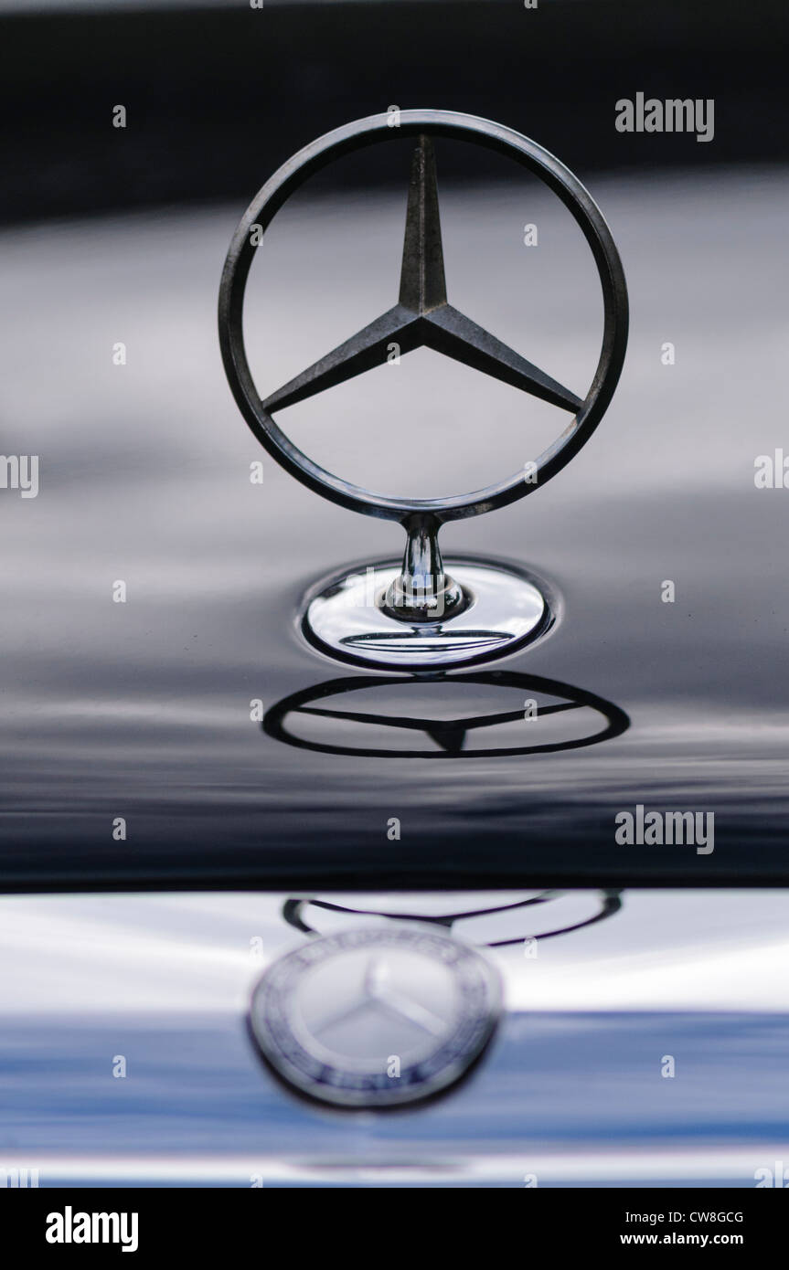 Il Badge sul cofano di una Mercedes serie E E280 Foto Stock