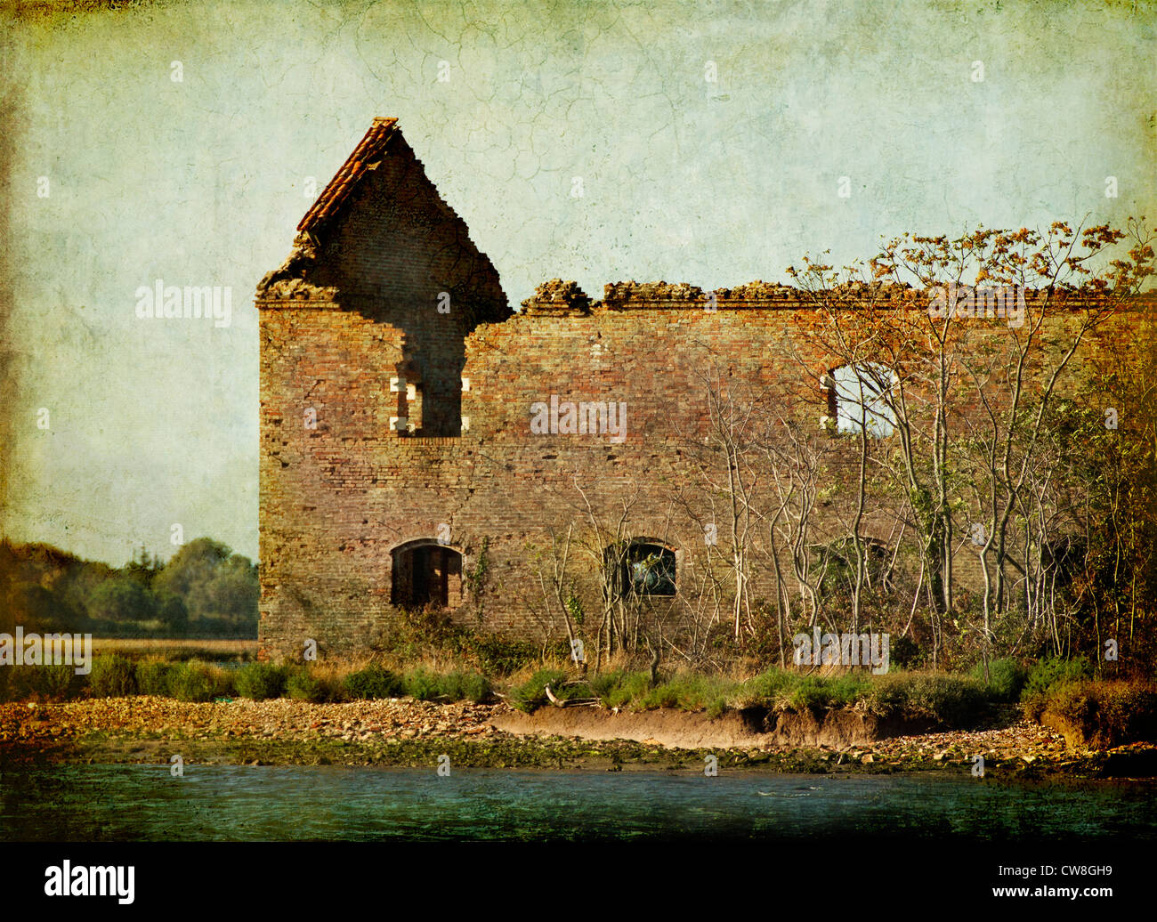 La laguna di Venezia, Italia. Una piccola isola con un edificio in rovina, probabilmente un monastero Foto Stock