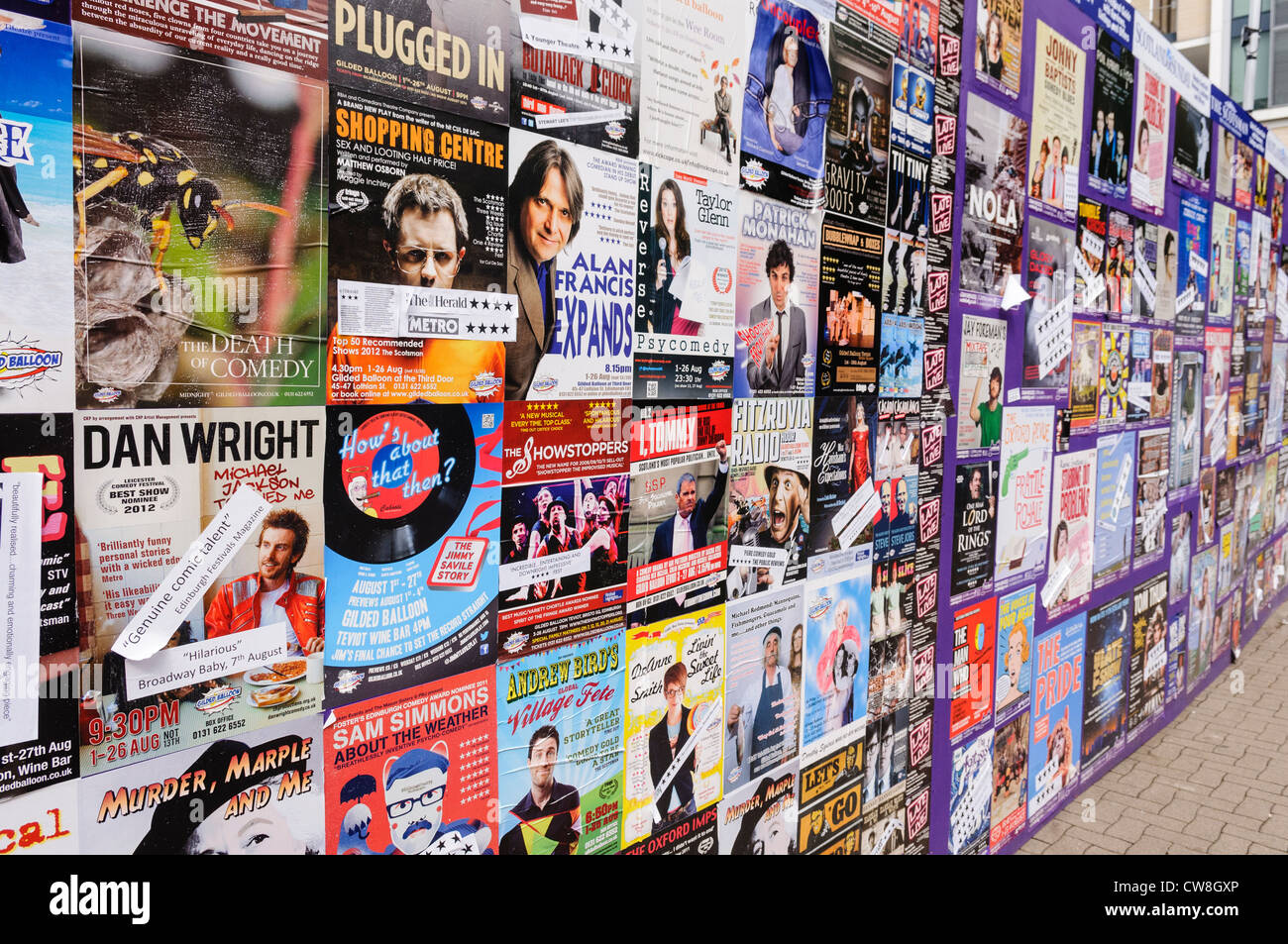 Un sacco di manifesti su una palizzata di pubblicità per la commedia e atti di intrattenimento di eseguire durante la Edinburgh Fringe Festival Foto Stock