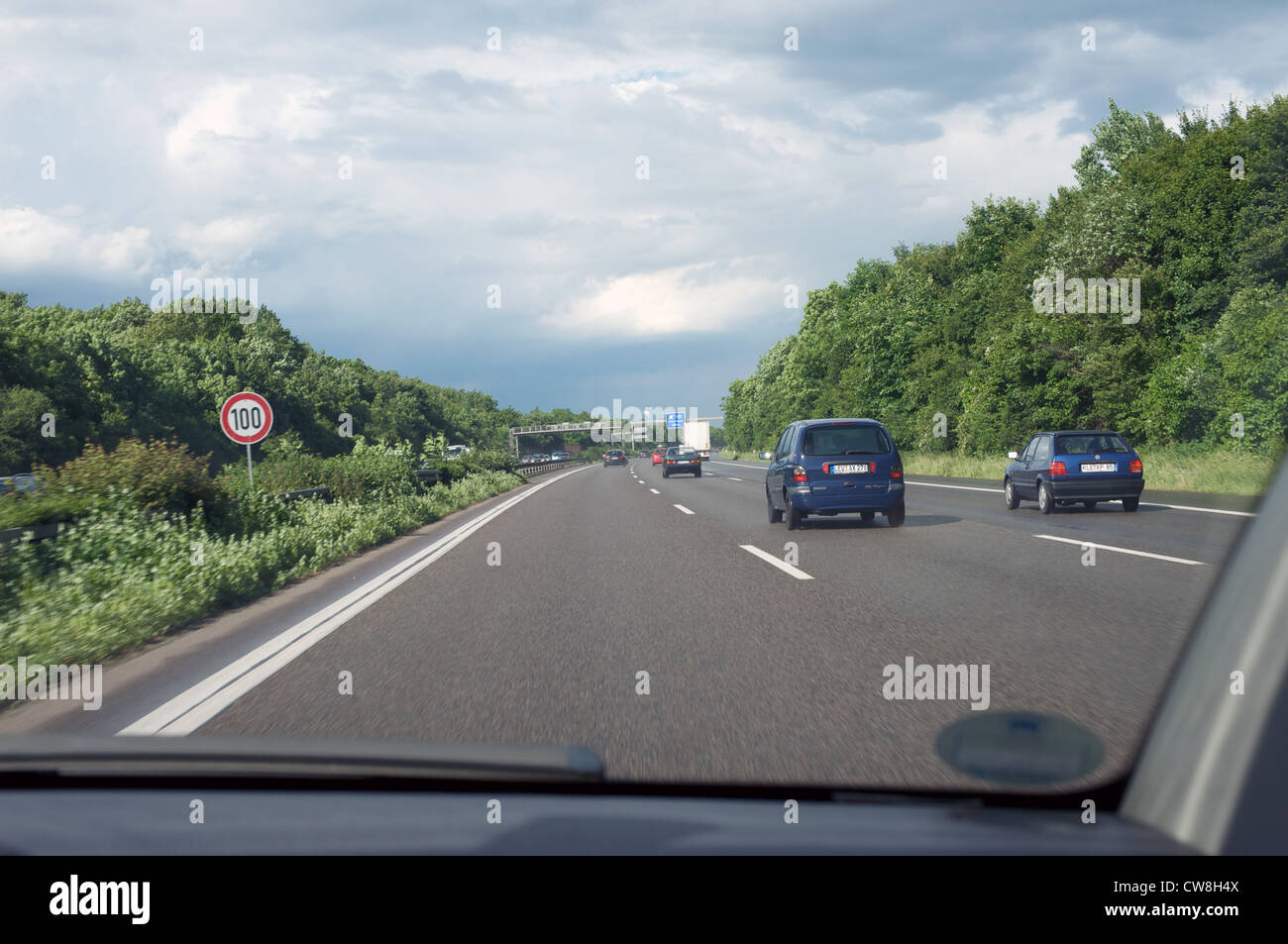 La guida nella corsia veloce di una autostrada tedesca Foto Stock