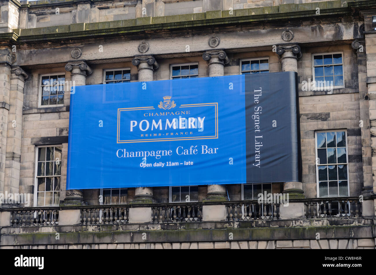 Banner di grandi dimensioni sul lato del sigillo pubblicità libreria uno Champagne Bar Caffetteria, vendita di Champagne Pommery Foto Stock