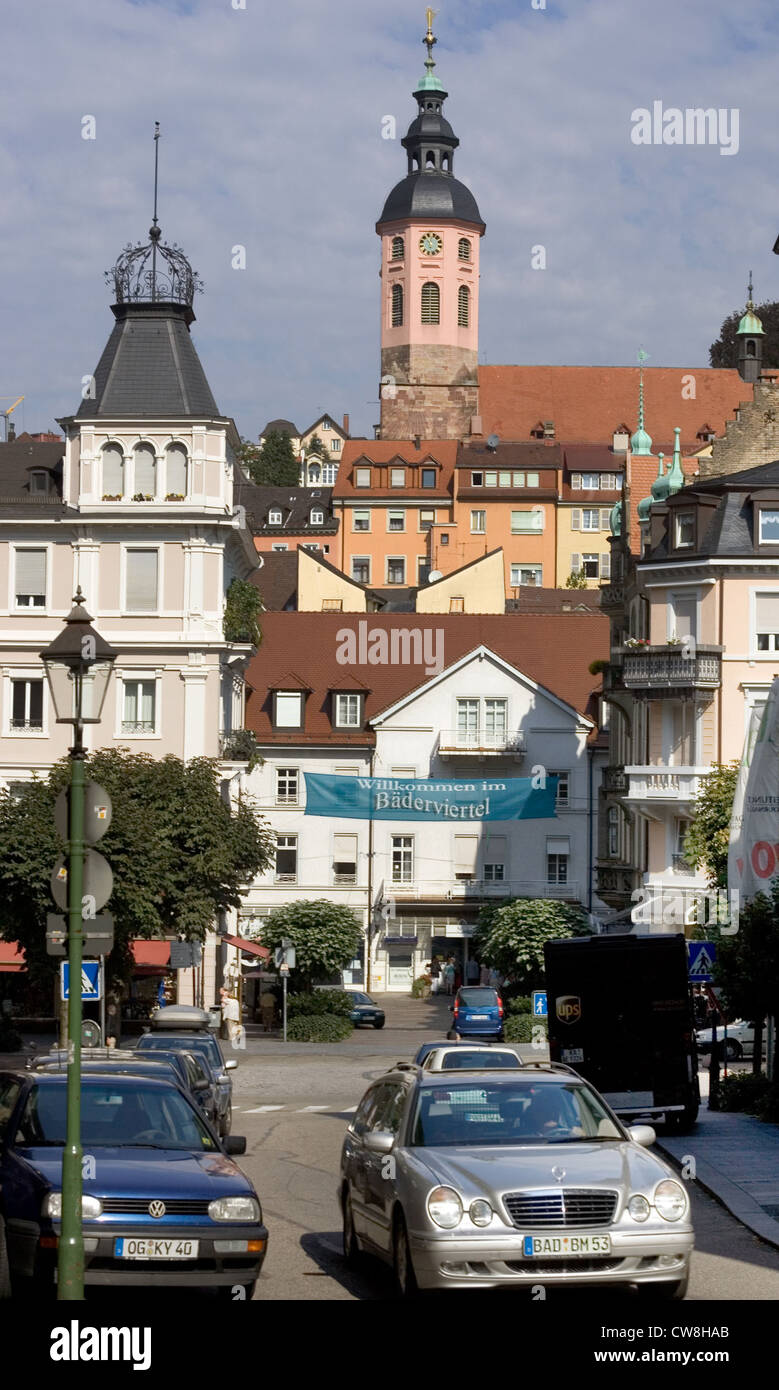 Baden-Baden, che si affaccia sulla città vecchia con la collegiata Foto Stock