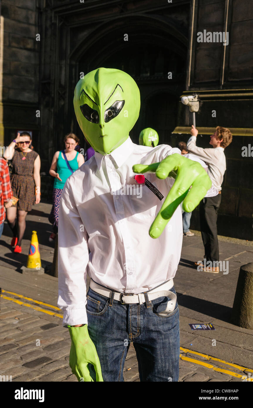 Uomo vestito come un alieno Foto stock - Alamy