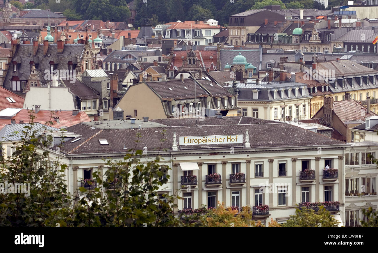 Baden-Baden, che si affaccia sui tetti della città vecchia e l'hotel Europaeischer Hof Foto Stock