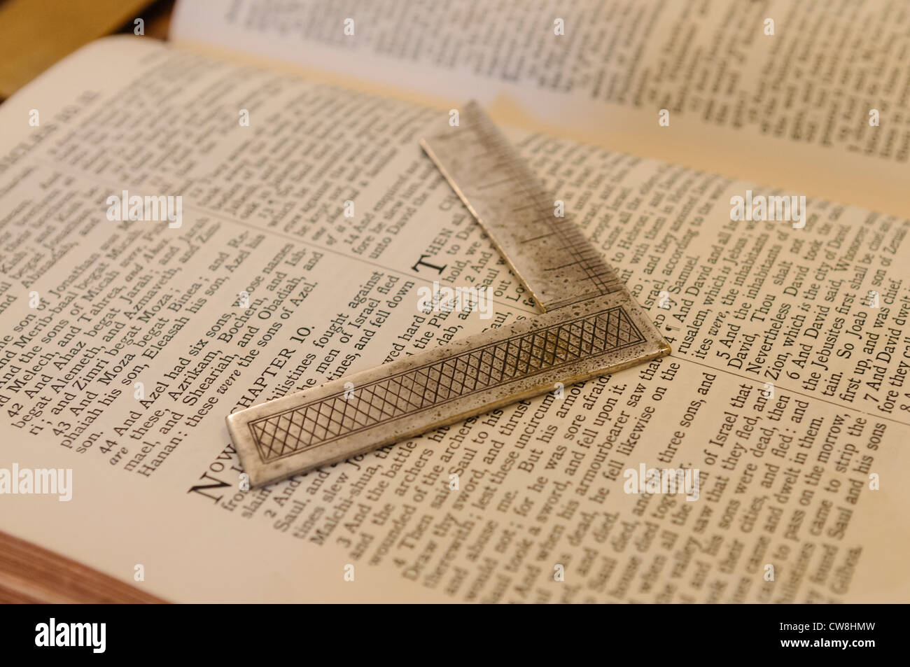 King James la Bibbia su un altare massonico con un set square Foto Stock