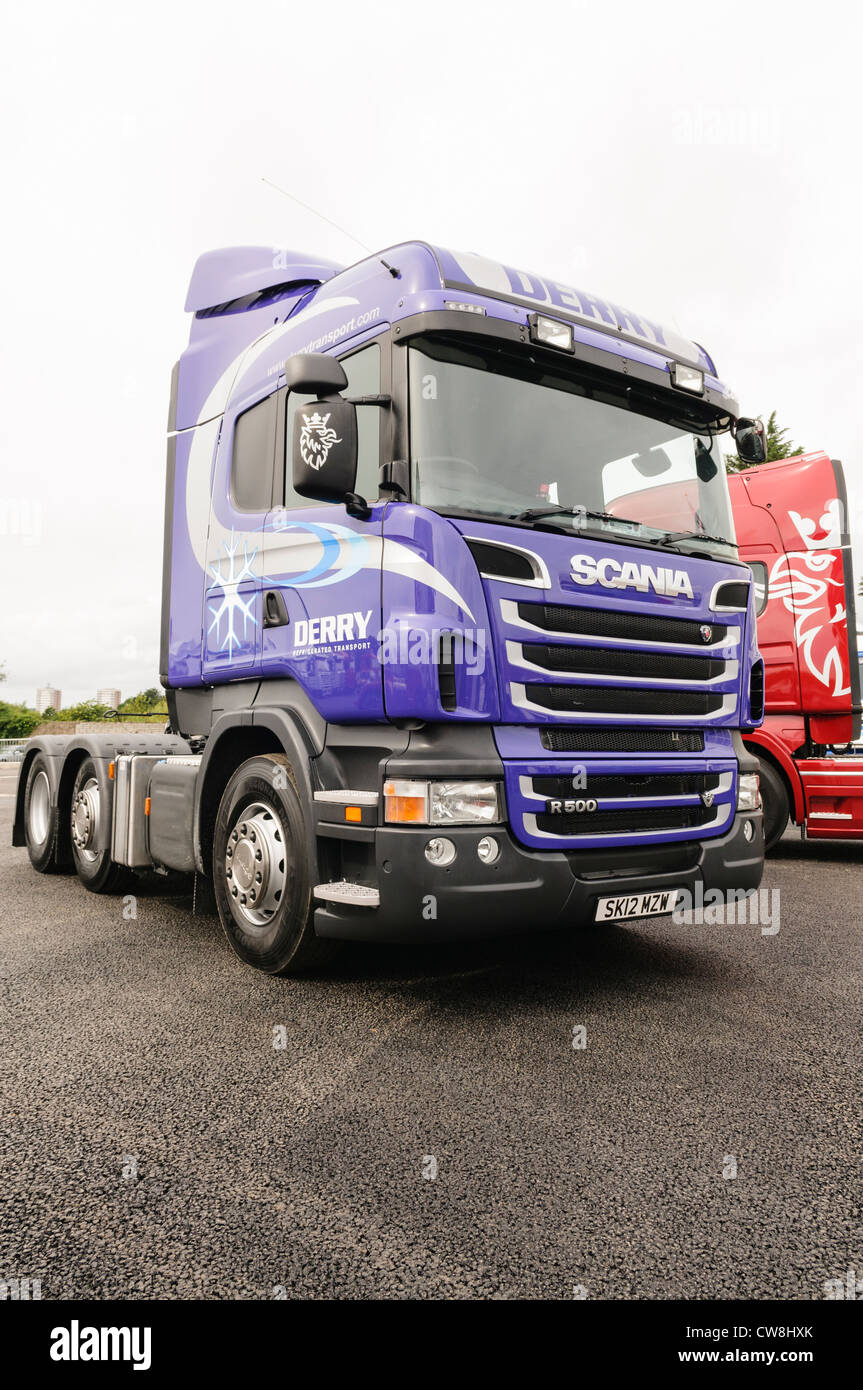 Scania R500 autocarro/carrello di proprietà di Derry trasporto refrigerato, Irlanda del Nord Foto Stock