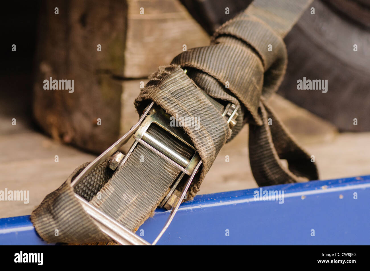 Cinghia e cricchetto tirante di ancoraggio cinghia di bloccaggio sul  pianale di un autocarro/carrello Foto stock - Alamy
