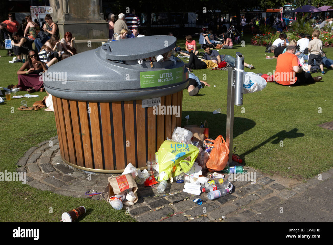 Traboccante cucciolata spazzatura princes gardens edinburgh Scotland Regno Unito Regno Unito Foto Stock