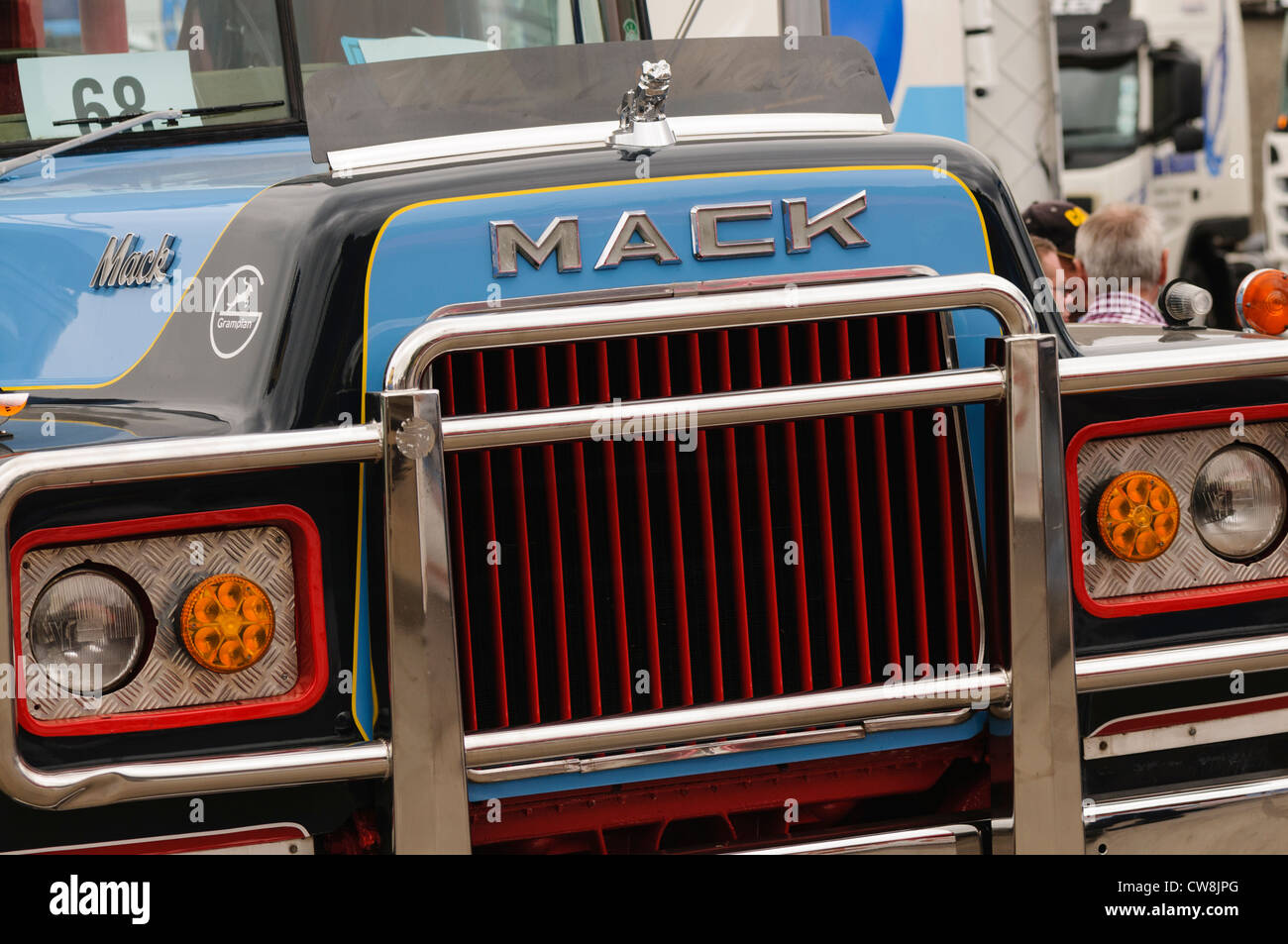 Griglia anteriore di un americano Mack autocarro/carrello Foto Stock