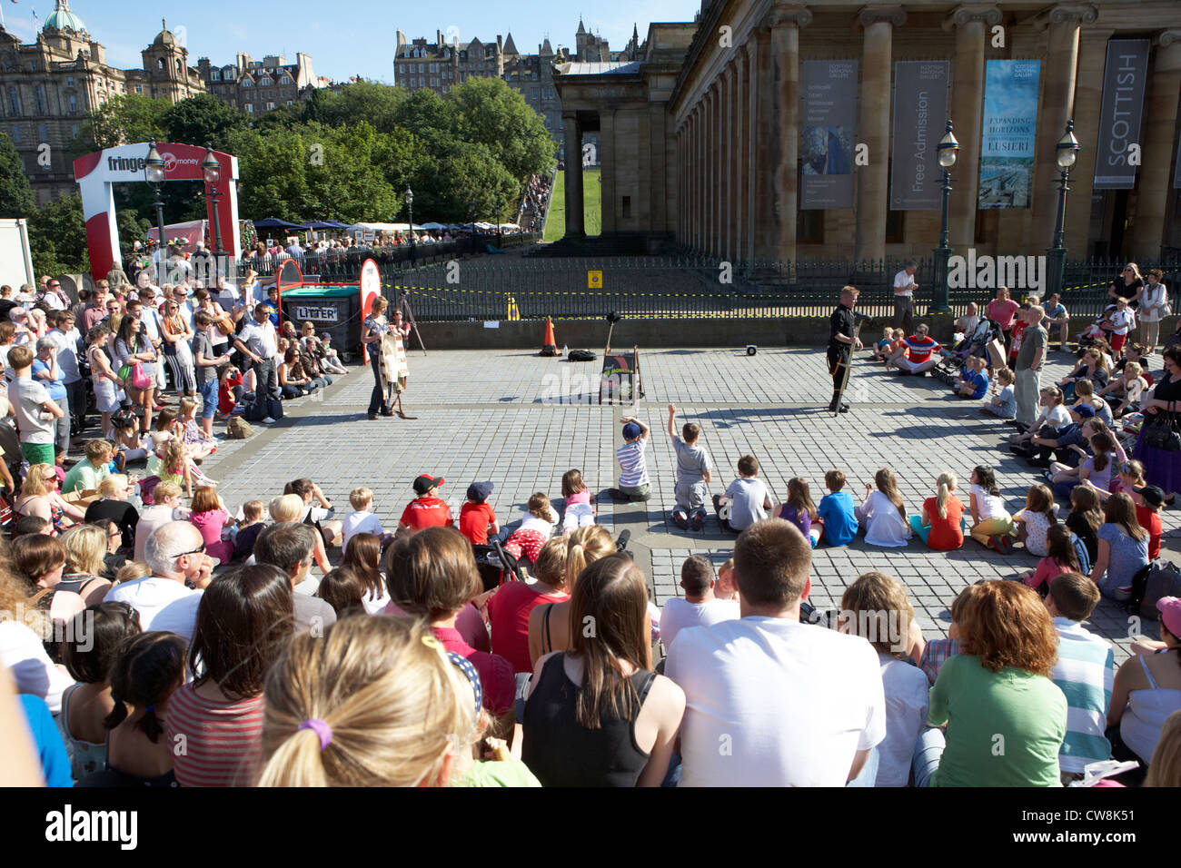 Performer di strada nel centro di Edimburgo in Scozia uk Regno Unito Foto Stock