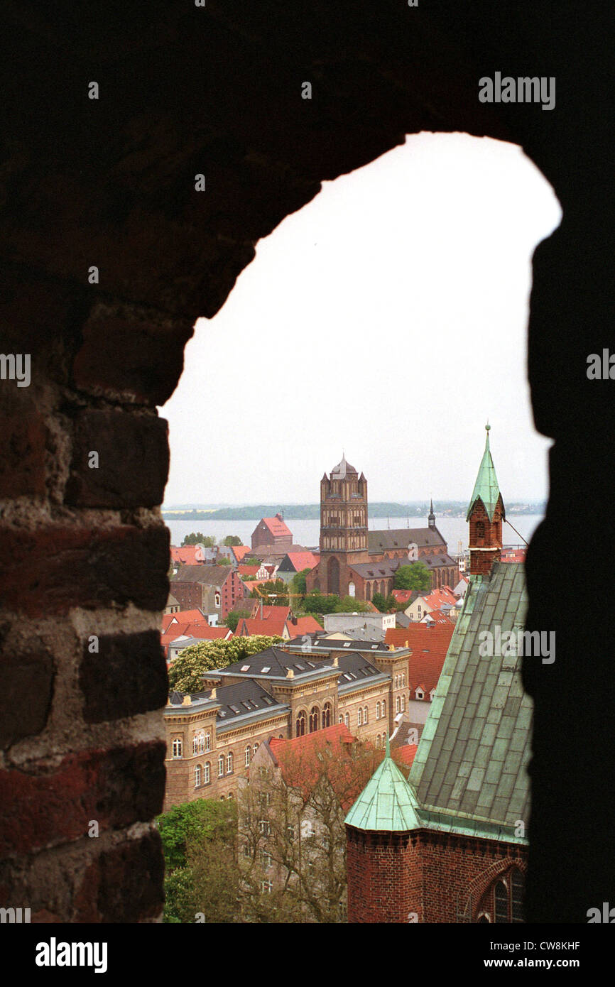 Stralsund, che si affaccia sulla città vecchia di chiesa di San James Foto Stock
