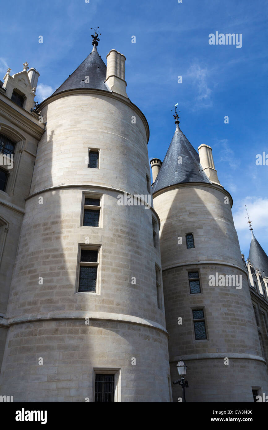Due delle tre torri medioevali di la Conciergerie a Parigi, Francia Foto Stock