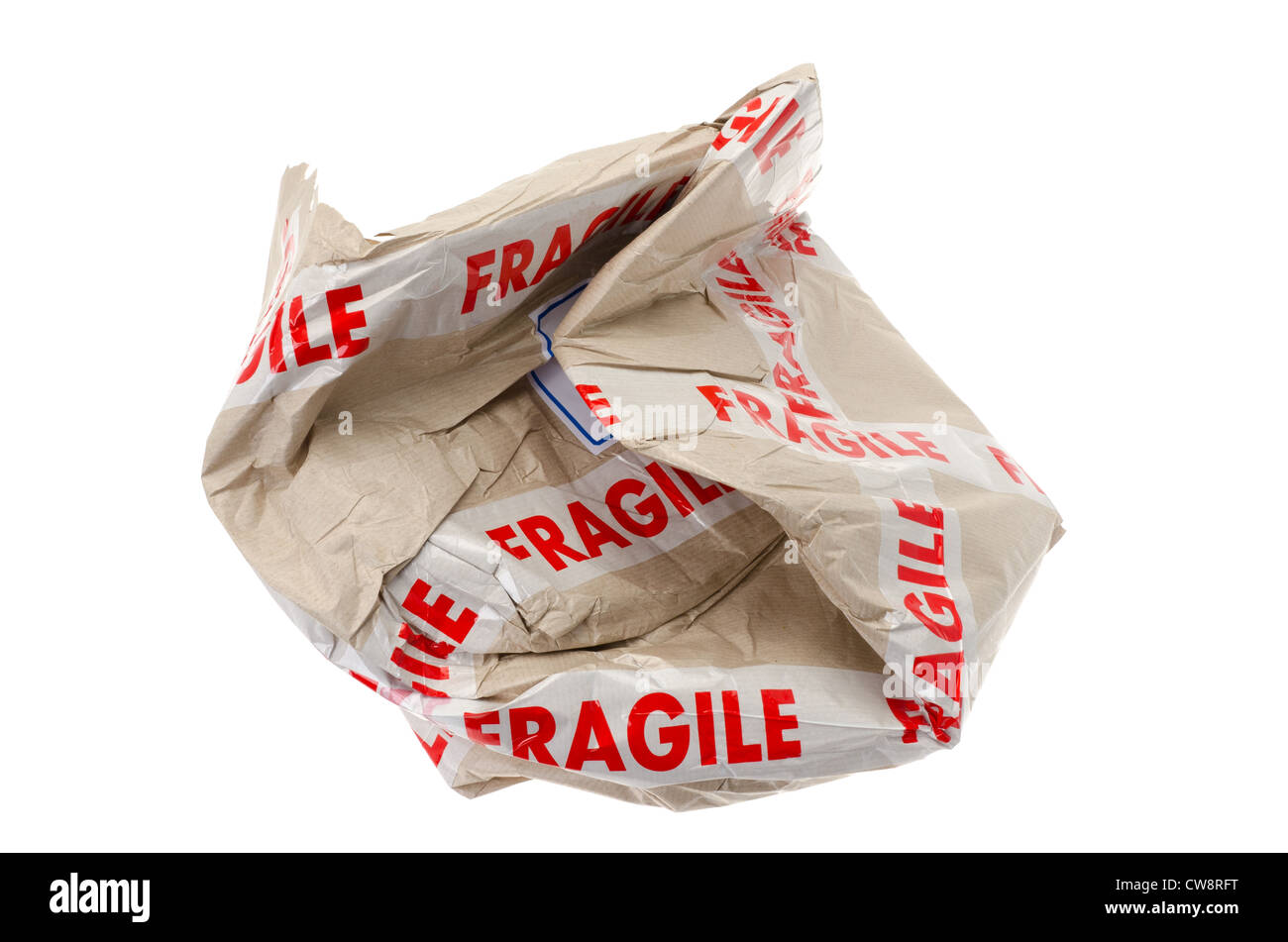 Frantumato una scatola di cartone che è stato contrassegnato come essendo fragile - studio shot con uno sfondo bianco Foto Stock