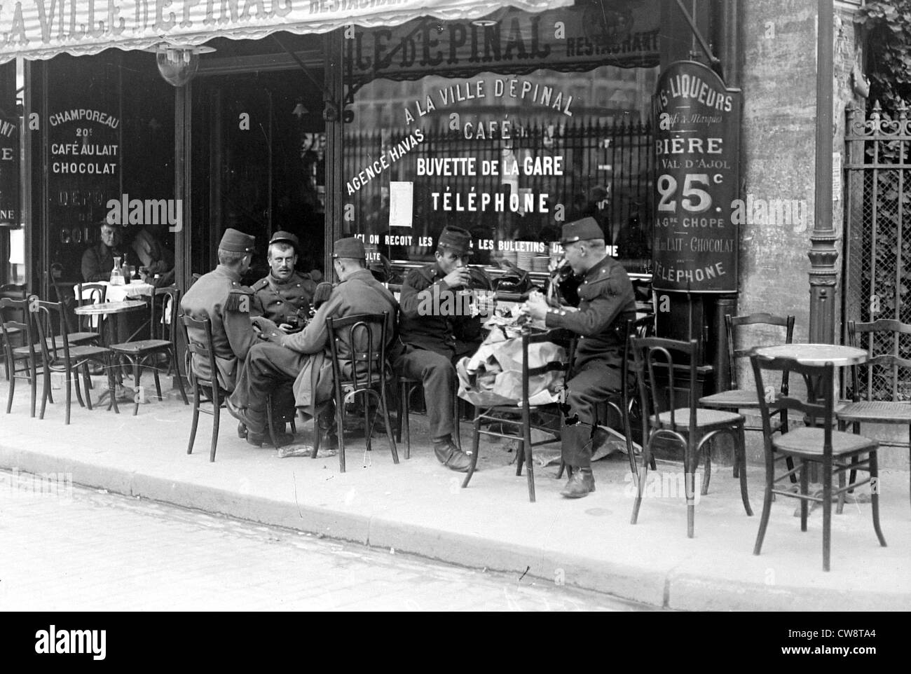 Parigi Luglio 30 1914 Gare de l'Est soldato in congedo tenendo comfort prima della sua partenza Foto Stock