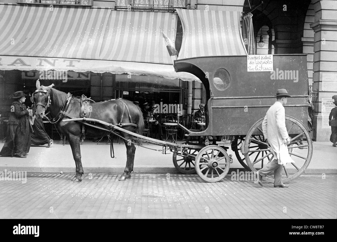 Parigi riservisti usare ogni possibile modalità locomotion Foto Stock