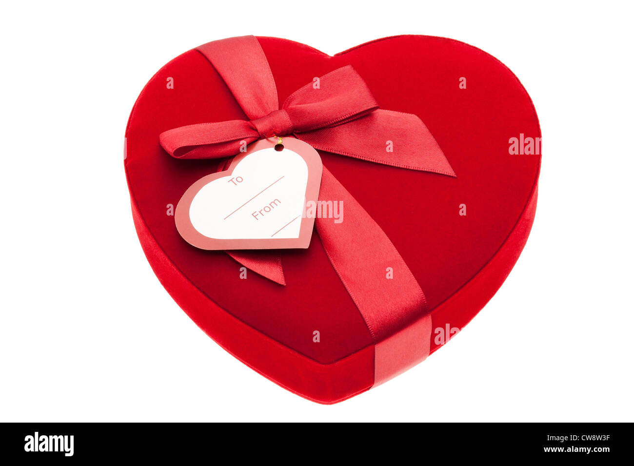 Velluto rosso coperto scatola di cioccolatini a forma di cuore, etichetta  regalo è incluso - studio shot con uno sfondo bianco Foto stock - Alamy