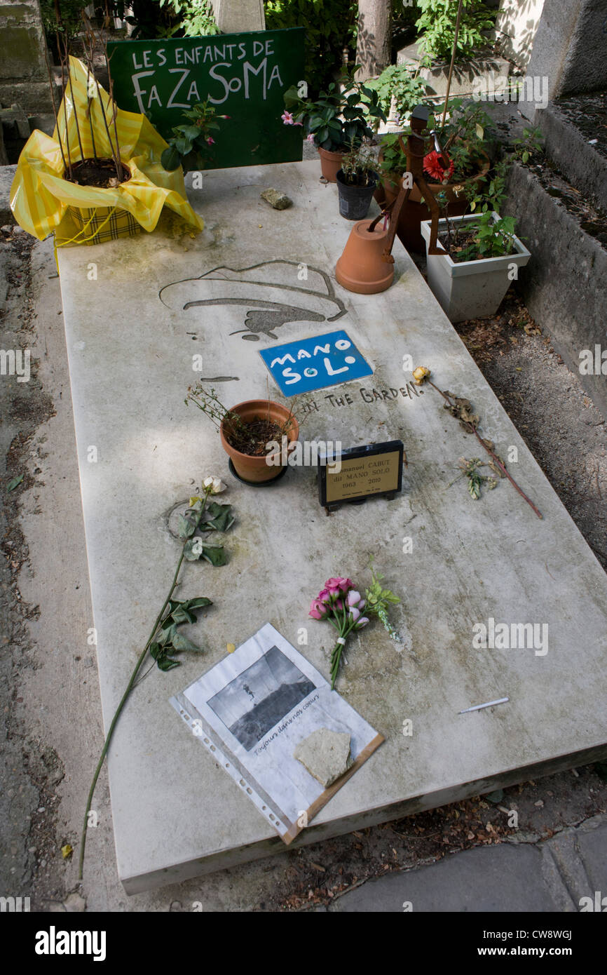 Tomba del punk cantante e musicista Mano Solo nel cimitero di Pere Lachaise di Parigi. Mano Solo (1963-2010), Mano Solo sviluppato altri talenti, tra cui art. Ha disegnato le copertine di alcuni dei suoi album. Egli ha fondato la sua pubblicazione di impronta (La Marmaille Nue), che ha rilasciato due dei suoi propri libri: una antologia poetica, Je suis là ("Io sono qui") (1995), e un romanzo, Giuseppe sous la pluie ("Giuseppe sotto la pioggia ") (1996). Foto Stock