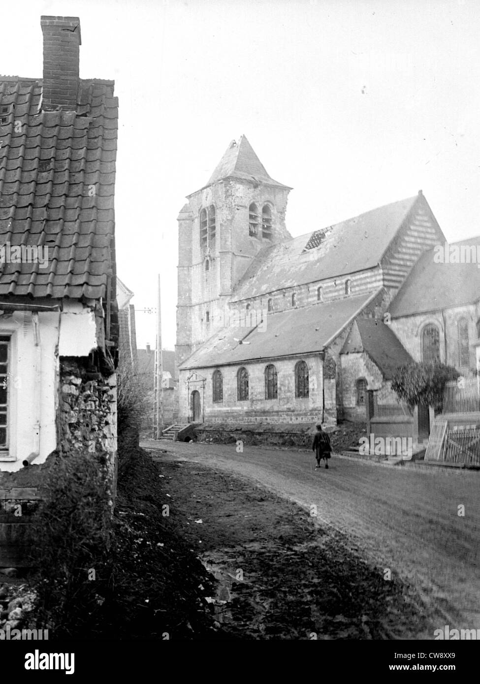 Chiesa in Bienvillers au Bois caduta steeple Foto Stock