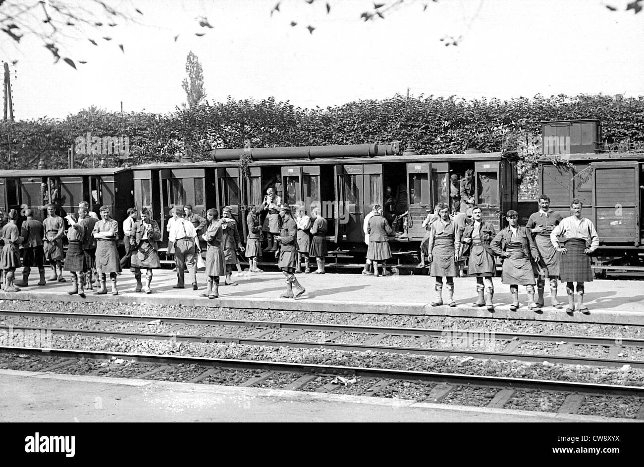 Un convoglio di soldati scozzesi in rotta davanti Foto Stock