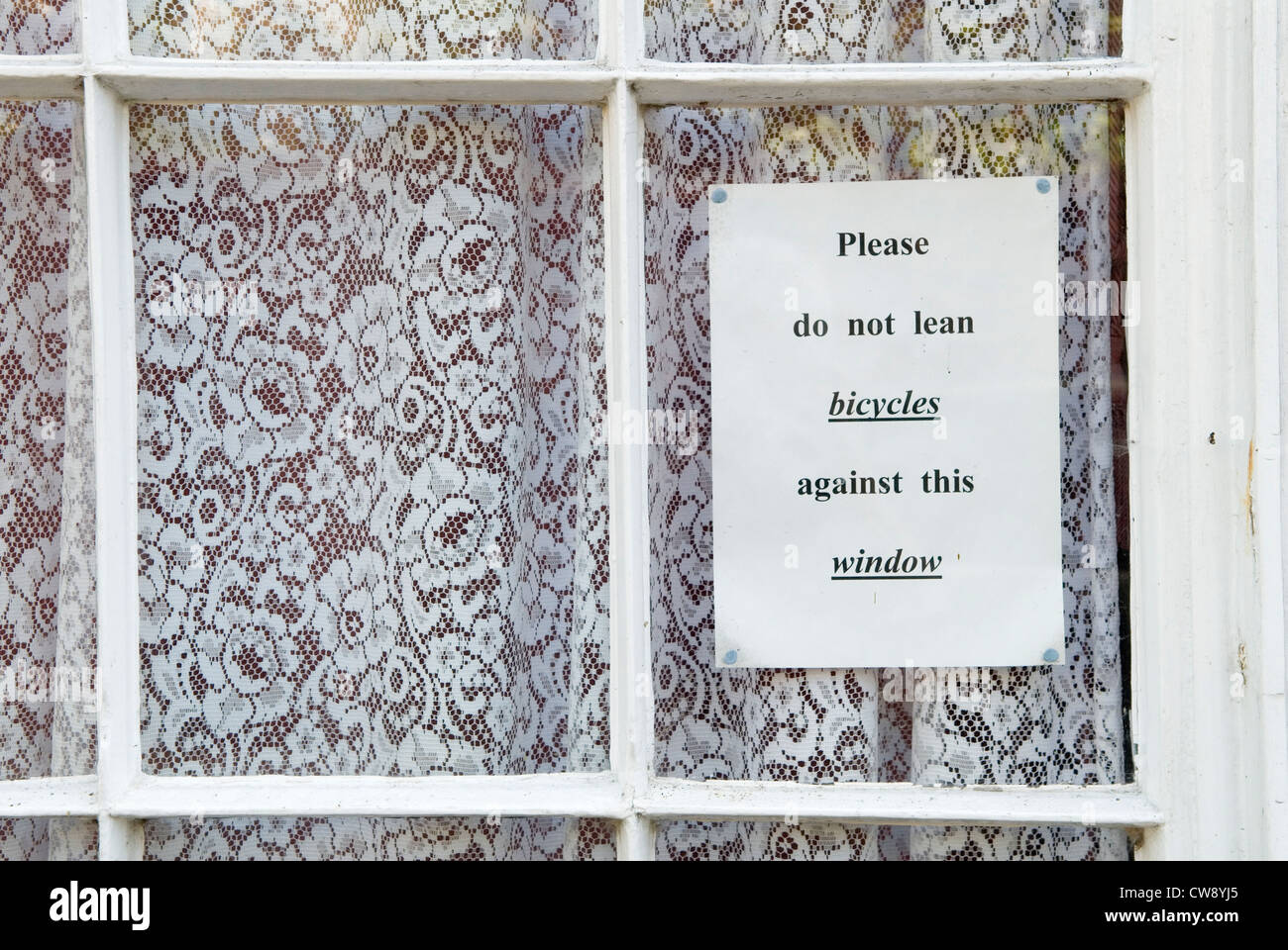 Si prega di non appoggiare le biciclette contro questo cartello della finestra sulla casa privata in College Street Winchester Hampshire. REGNO UNITO 2012 2010S HOMER SYKES Foto Stock