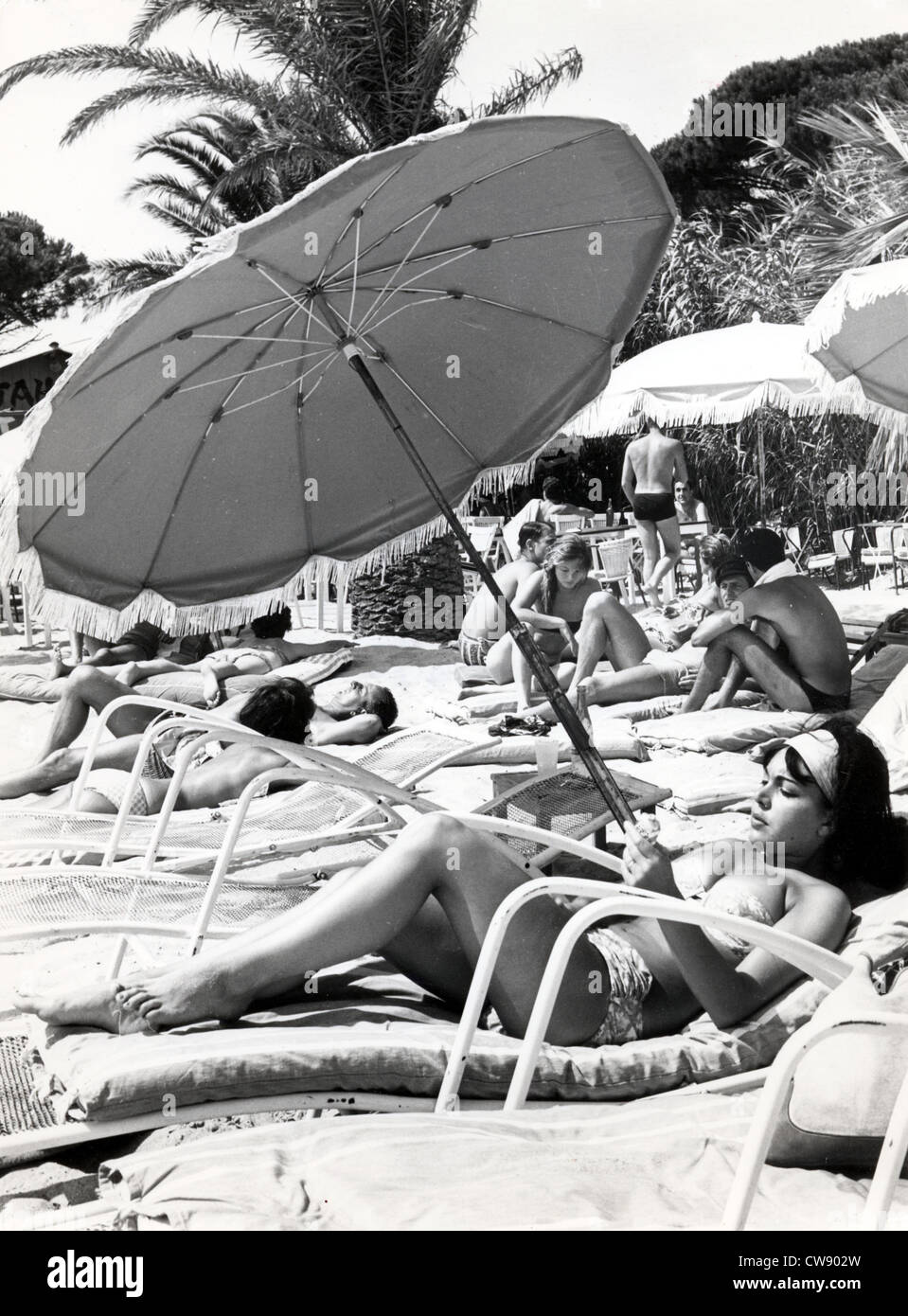 Prendere il sole in '60s Foto Stock
