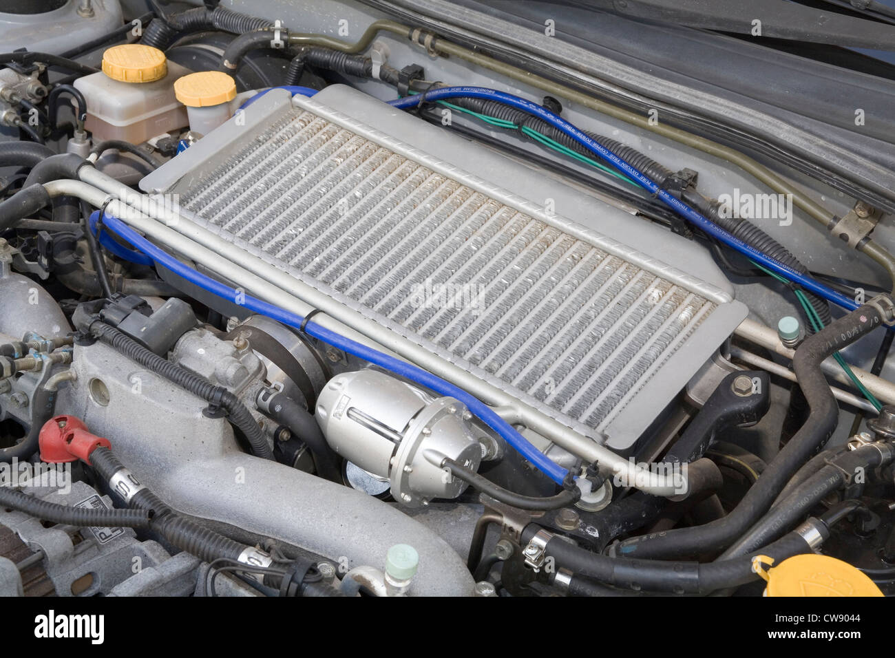 Scambiatore di calore del turbocompressore nel vano motore di una Subaru WRX STi Impreza giapponese auto sportive. Foto Stock