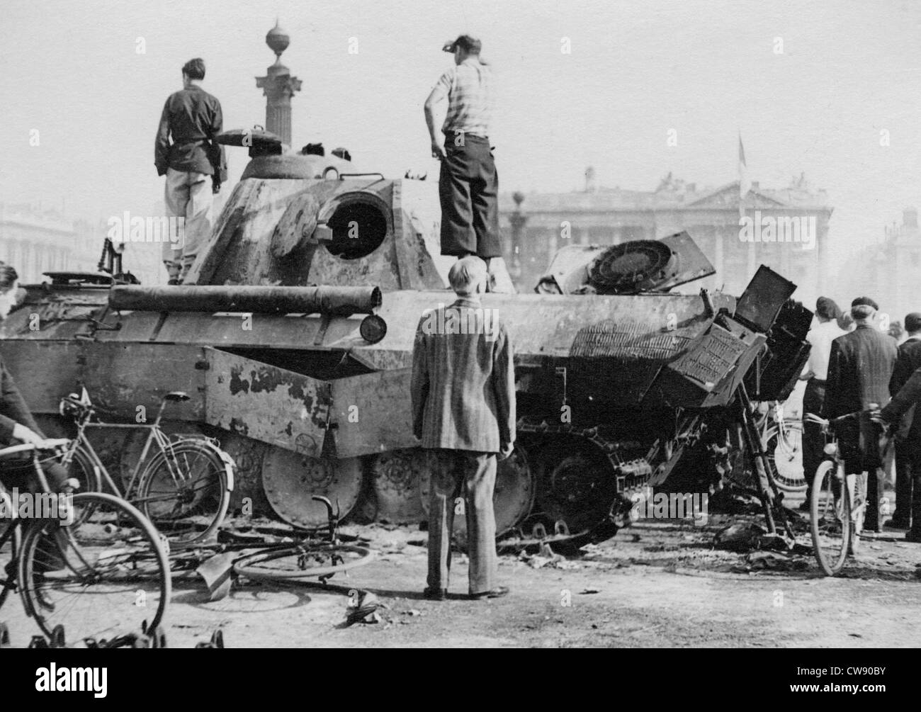 Un tedesco serbatoio distrutto sulla Place de la Concorde durante la liberazione di Parigi Foto Stock