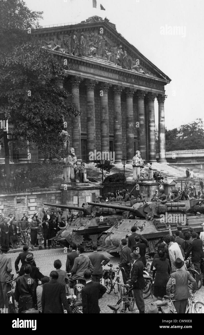Serbatoi passante Assemblea Nazionale a Parigi durante la liberazione (Agosto 1944) Foto Stock