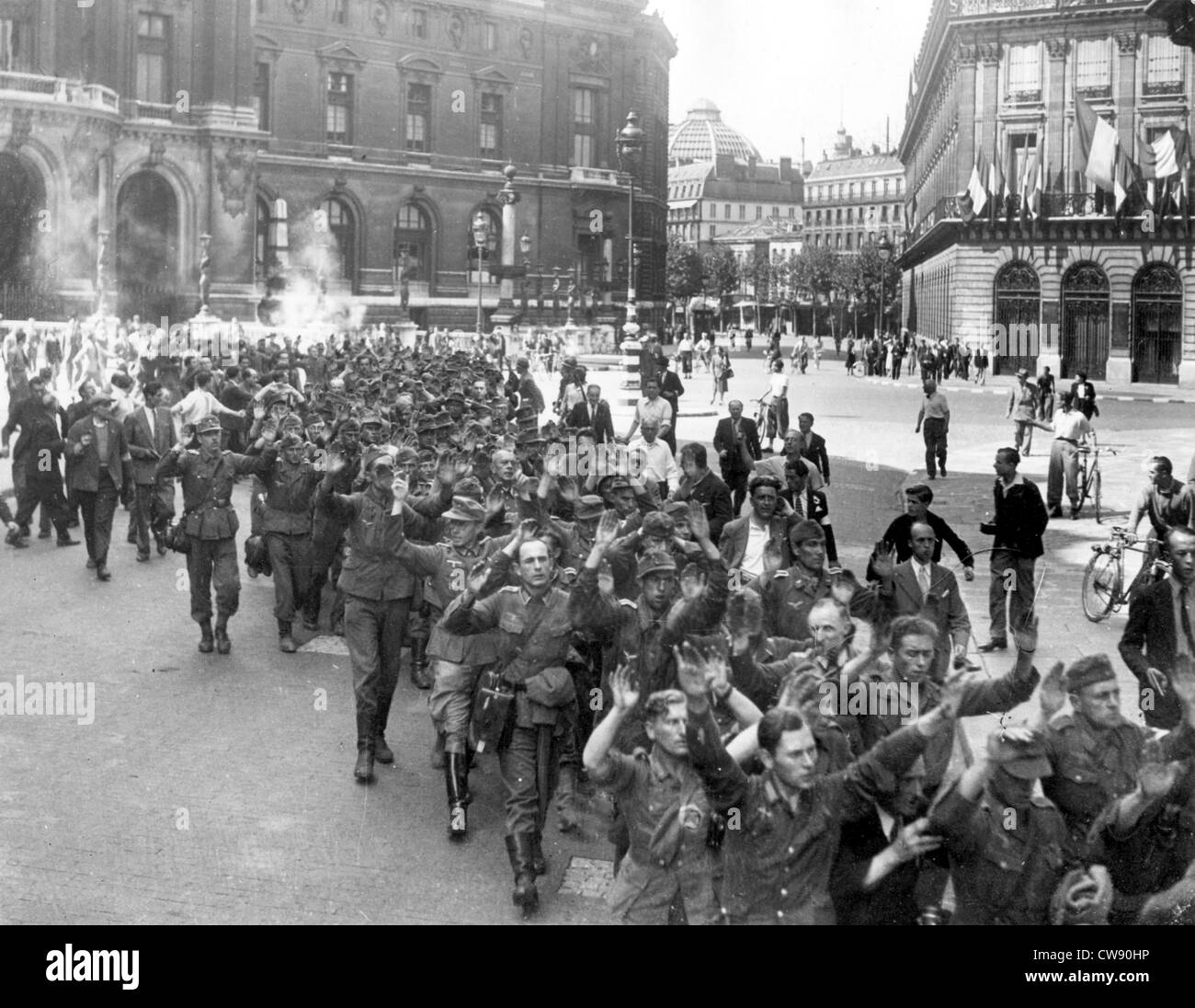 Gruppo prigionieri tedeschi sfilano sulla Place de l'Opéra durante la liberazione di Parigi (Agosto 1944) Foto Stock