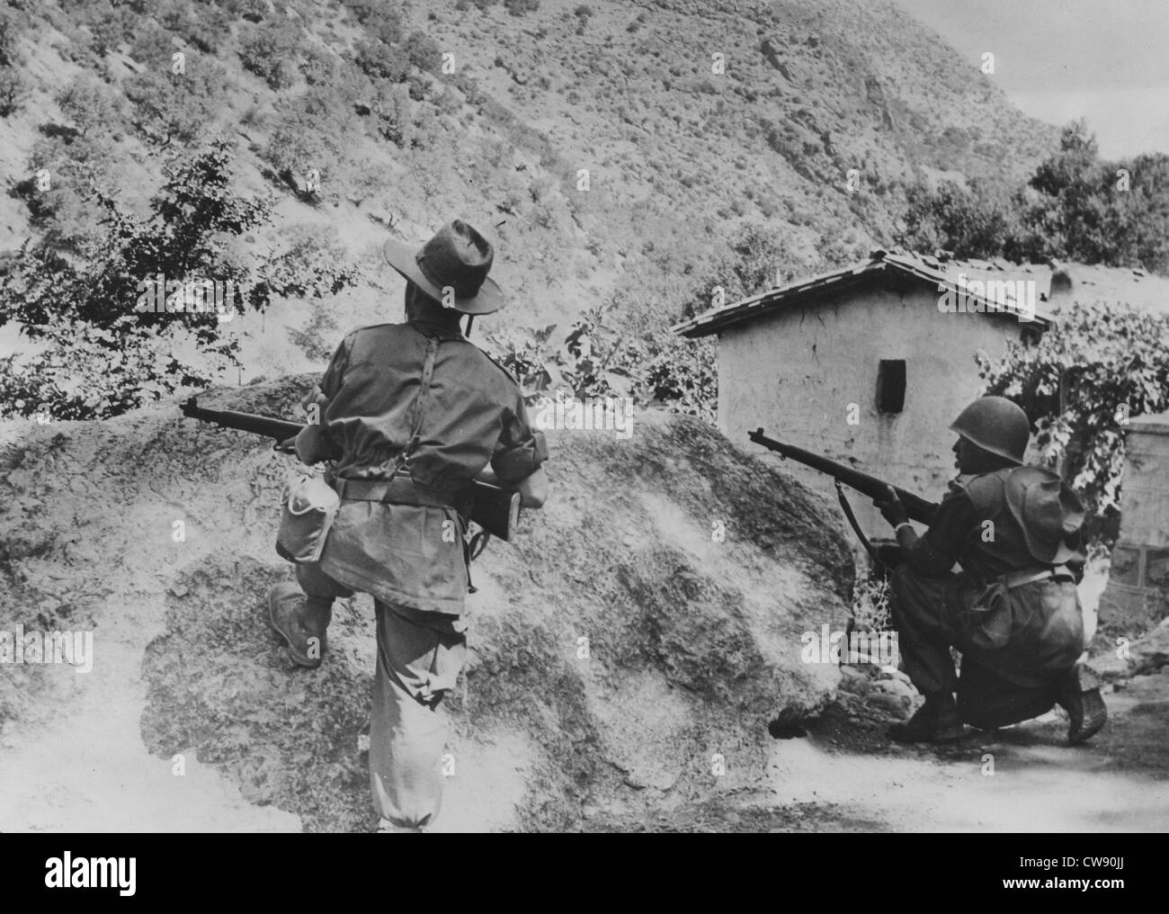Soldati francesi rintracciando ribelli algerini (1956) Foto Stock