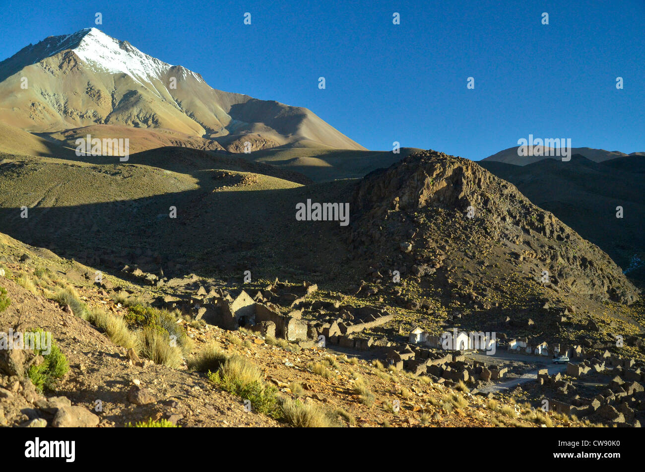 Touring l'altitudine elevata Altiplano delle Ande in Bolivia, Sud America. San Antonio de Lipez., ghost miniera di argento. Foto Stock