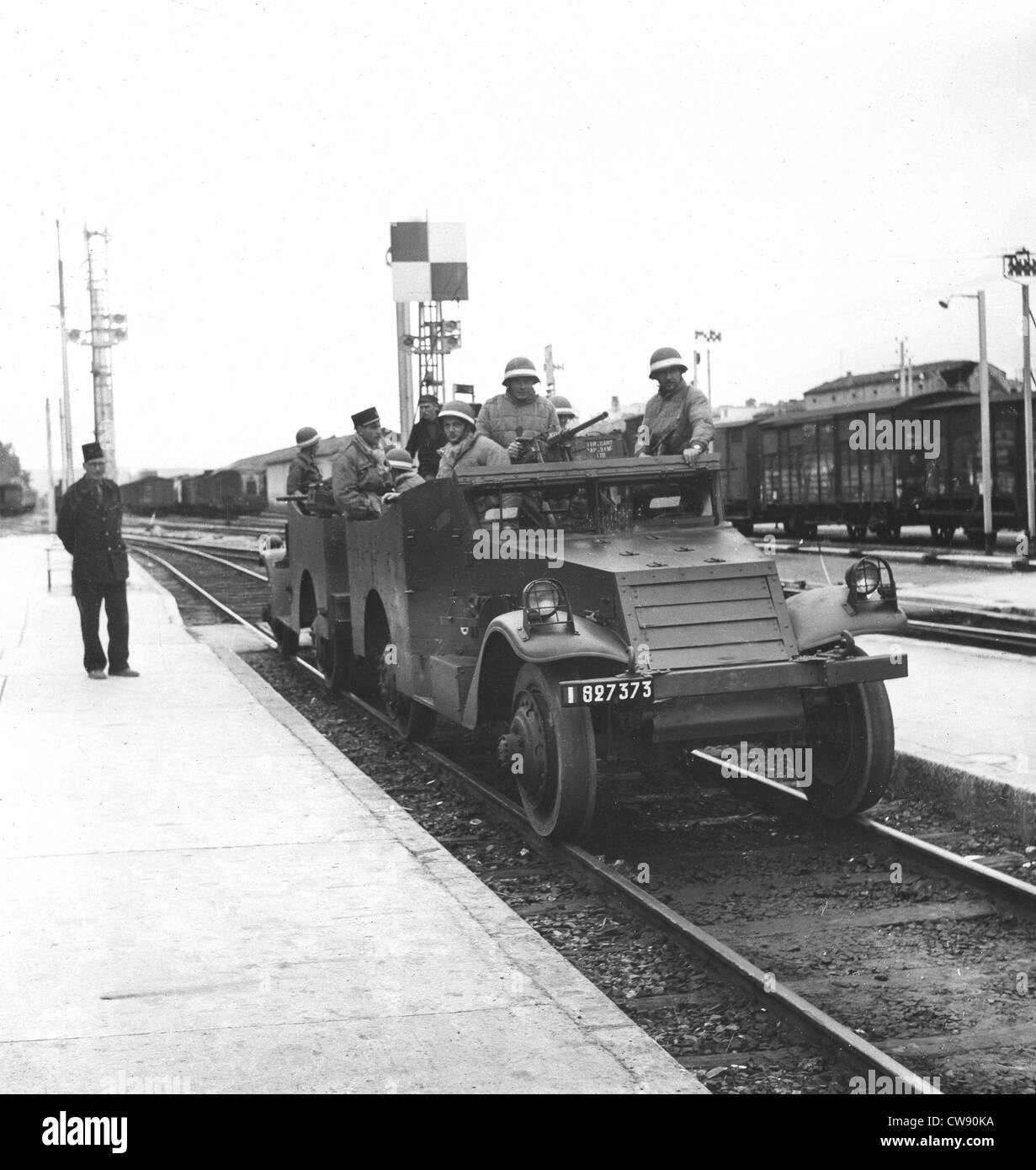 Veicoli blindati controllo tracce durante la guerra in Algeria (1956) Foto Stock