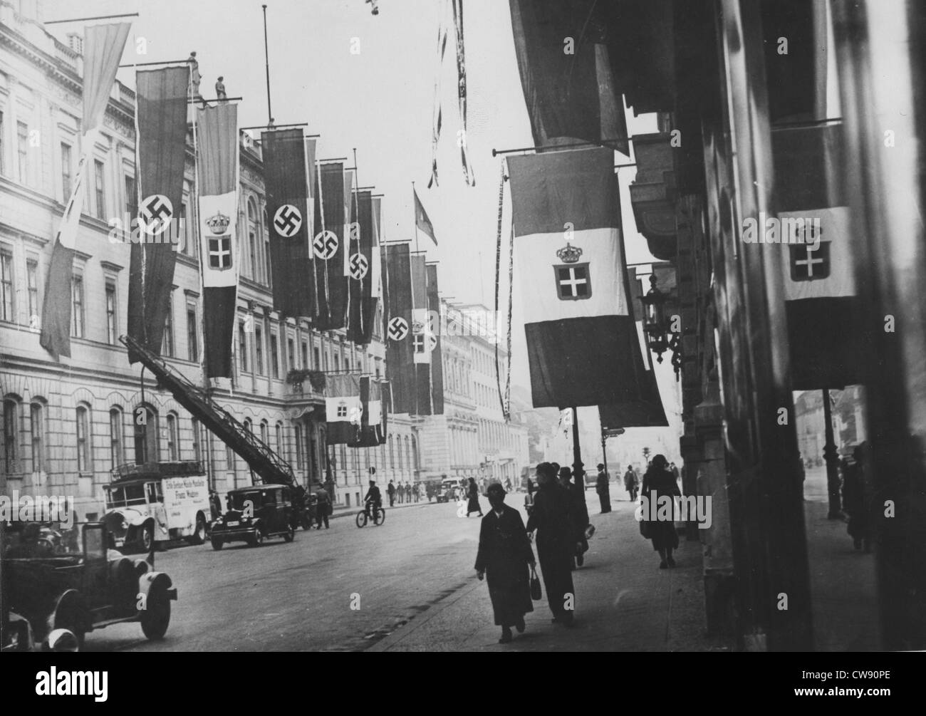 Nelle strade di Berlino sono decked out bandiere di Mussolini visita (1937) Foto Stock