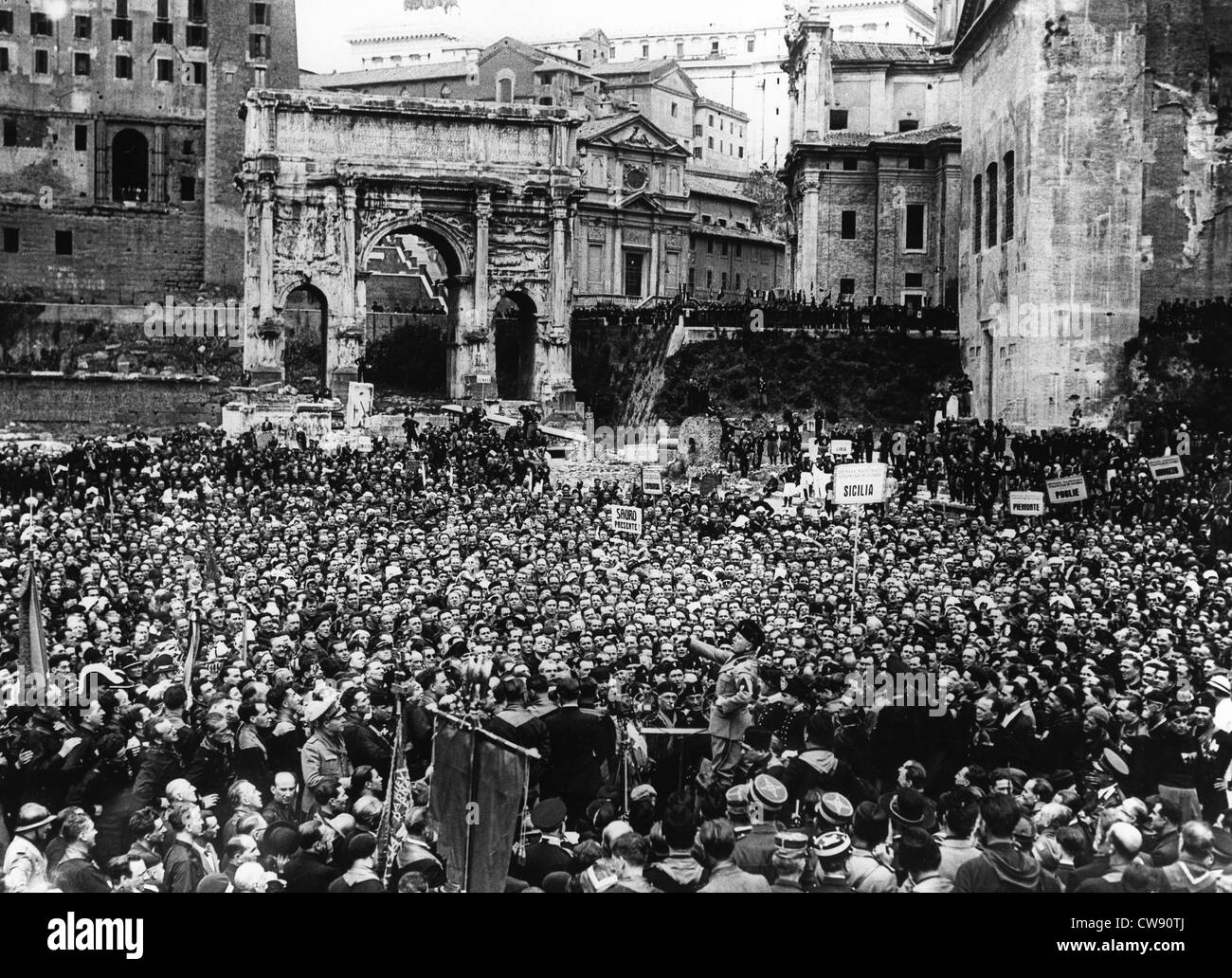 Mussolini indirizzamento italiani volontariato servizio di guerra (1934) Foto Stock